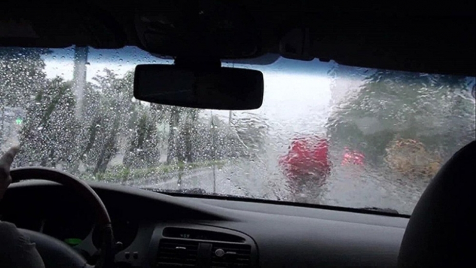 Cách xử lý kính ô tô bị mờ khi đi trời mưa