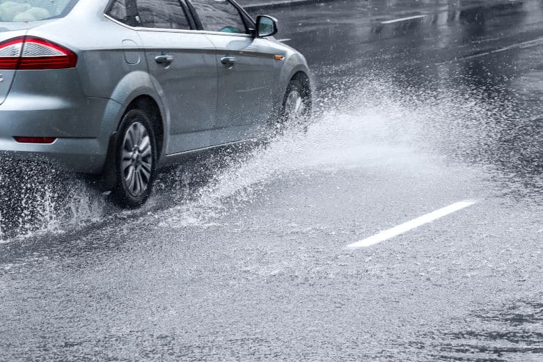 Kỹ năng lái xe an toàn xử lý sao khi ô tô đi vào đường ngập sâu?